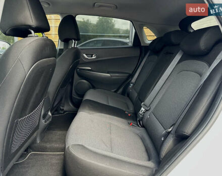 Білий Хендай Kona Electric, об'ємом двигуна 0 л та пробігом 93 тис. км за 18900 $, фото 53 на Automoto.ua