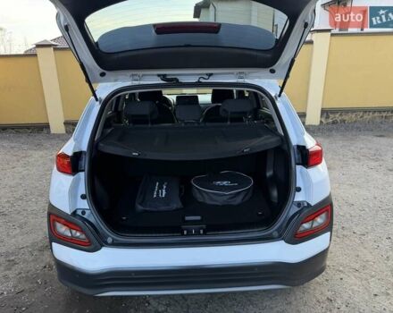 Білий Хендай Kona Electric, об'ємом двигуна 0 л та пробігом 64 тис. км за 16950 $, фото 105 на Automoto.ua