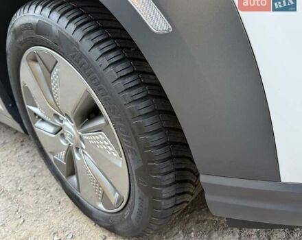 Белый Хендай Kona Electric, объемом двигателя 0 л и пробегом 92 тыс. км за 17950 $, фото 17 на Automoto.ua