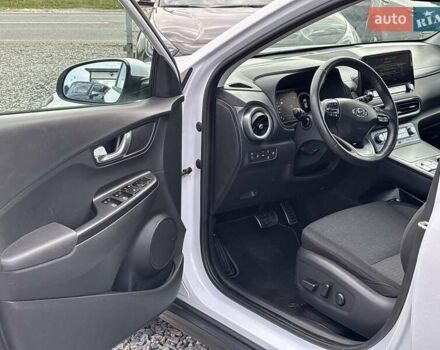 Белый Хендай Kona Electric, объемом двигателя 0 л и пробегом 103 тыс. км за 19450 $, фото 35 на Automoto.ua