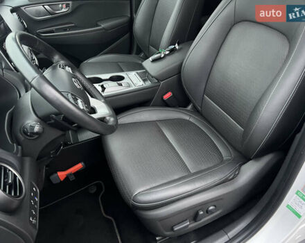 Белый Хендай Kona Electric, объемом двигателя 0 л и пробегом 111 тыс. км за 18570 $, фото 30 на Automoto.ua