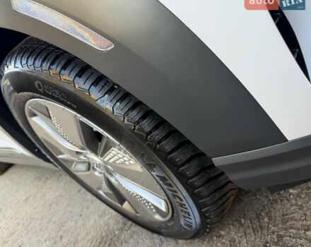 Білий Хендай Kona Electric, об'ємом двигуна 0 л та пробігом 64 тис. км за 16950 $, фото 21 на Automoto.ua