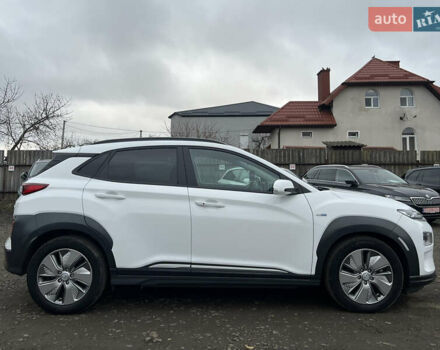 Белый Хендай Kona Electric, объемом двигателя 0 л и пробегом 111 тыс. км за 18570 $, фото 8 на Automoto.ua