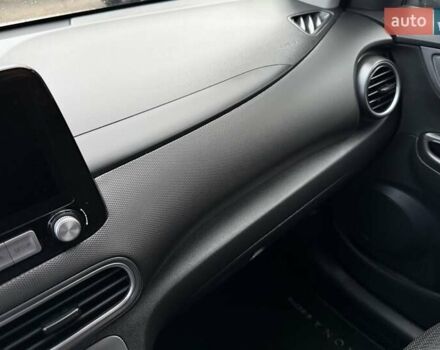 Белый Хендай Kona Electric, объемом двигателя 0 л и пробегом 92 тыс. км за 17950 $, фото 81 на Automoto.ua