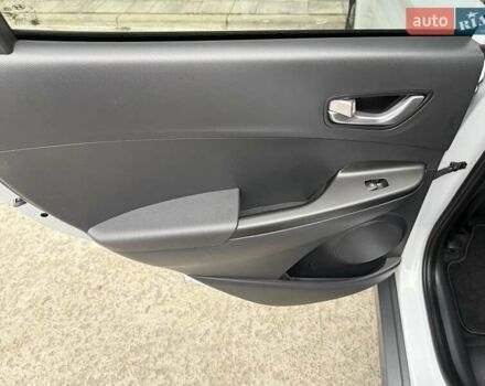 Белый Хендай Kona Electric, объемом двигателя 0 л и пробегом 64 тыс. км за 21499 $, фото 64 на Automoto.ua