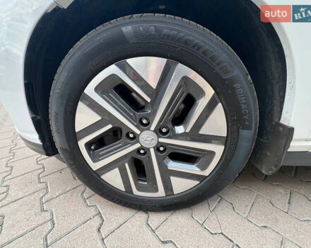 Белый Хендай Kona Electric, объемом двигателя 0 л и пробегом 120 тыс. км за 19850 $, фото 16 на Automoto.ua