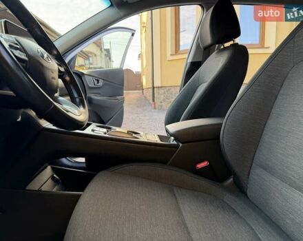 Білий Хендай Kona Electric, об'ємом двигуна 0 л та пробігом 64 тис. км за 16950 $, фото 64 на Automoto.ua