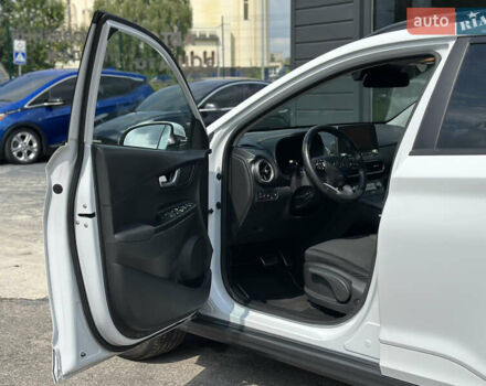 Білий Хендай Kona Electric, об'ємом двигуна 0 л та пробігом 93 тис. км за 18900 $, фото 26 на Automoto.ua