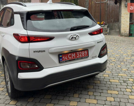 Белый Хендай Kona Electric, объемом двигателя 0 л и пробегом 124 тыс. км за 17494 $, фото 73 на Automoto.ua