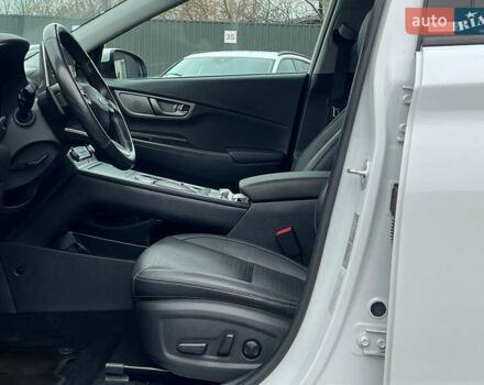 Білий Хендай Kona Electric, об'ємом двигуна 0 л та пробігом 70 тис. км за 19828 $, фото 28 на Automoto.ua
