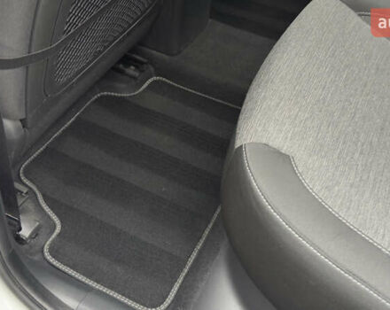 Белый Хендай Kona Electric, объемом двигателя 0 л и пробегом 124 тыс. км за 17494 $, фото 30 на Automoto.ua