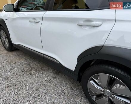 Белый Хендай Kona Electric, объемом двигателя 0 л и пробегом 92 тыс. км за 17950 $, фото 34 на Automoto.ua