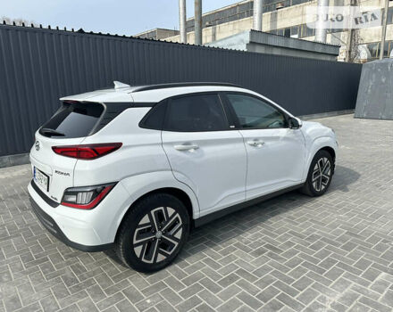 Белый Хендай Kona Electric, объемом двигателя 0 л и пробегом 52 тыс. км за 23400 $, фото 4 на Automoto.ua