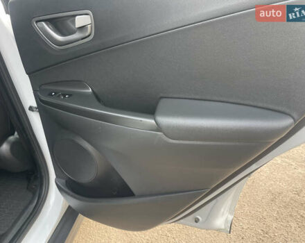 Белый Хендай Kona Electric, объемом двигателя 0 л и пробегом 117 тыс. км за 16500 $, фото 17 на Automoto.ua