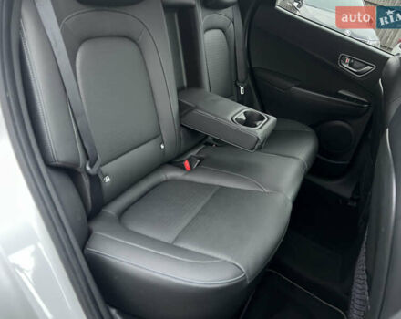 Белый Хендай Kona Electric, объемом двигателя 0 л и пробегом 111 тыс. км за 18570 $, фото 45 на Automoto.ua