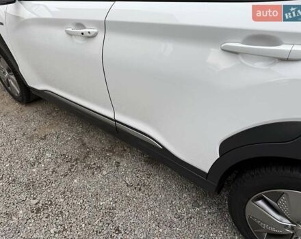 Белый Хендай Kona Electric, объемом двигателя 0 л и пробегом 92 тыс. км за 17950 $, фото 5 на Automoto.ua