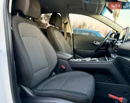 Белый Хендай Kona Electric, объемом двигателя 0 л и пробегом 78 тыс. км за 17250 $, фото 70 на Automoto.ua