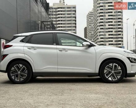 Белый Хендай Kona Electric, объемом двигателя 0 л и пробегом 64 тыс. км за 21499 $, фото 3 на Automoto.ua