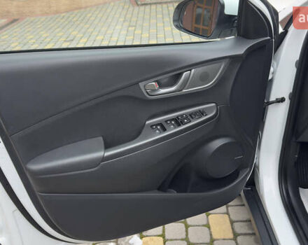 Белый Хендай Kona Electric, объемом двигателя 0 л и пробегом 124 тыс. км за 17494 $, фото 20 на Automoto.ua