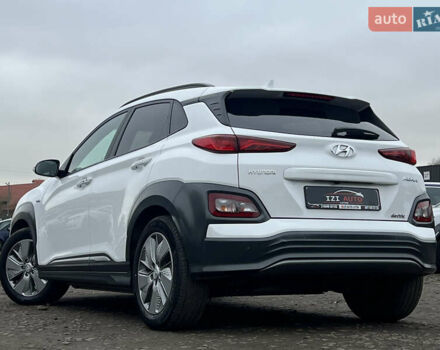 Белый Хендай Kona Electric, объемом двигателя 0 л и пробегом 111 тыс. км за 18570 $, фото 5 на Automoto.ua