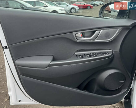 Белый Хендай Kona Electric, объемом двигателя 0 л и пробегом 111 тыс. км за 18570 $, фото 34 на Automoto.ua