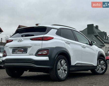 Белый Хендай Kona Electric, объемом двигателя 0 л и пробегом 111 тыс. км за 18570 $, фото 7 на Automoto.ua
