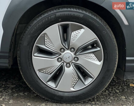 Білий Хендай Kona Electric, об'ємом двигуна 0 л та пробігом 70 тис. км за 19828 $, фото 13 на Automoto.ua