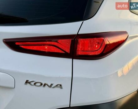 Белый Хендай Kona Electric, объемом двигателя 0 л и пробегом 78 тыс. км за 17250 $, фото 36 на Automoto.ua