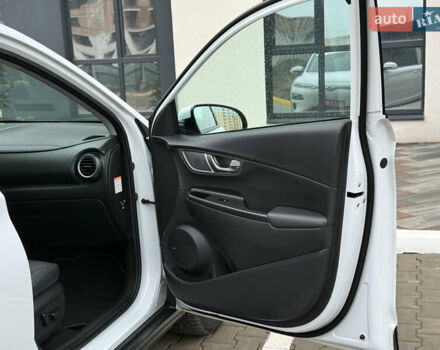 Белый Хендай Kona Electric, объемом двигателя 0 л и пробегом 98 тыс. км за 18999 $, фото 23 на Automoto.ua
