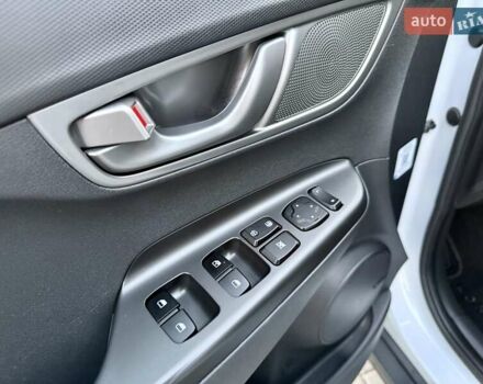 Белый Хендай Kona Electric, объемом двигателя 0 л и пробегом 78 тыс. км за 17250 $, фото 39 на Automoto.ua