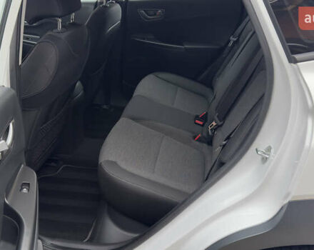 Белый Хендай Kona Electric, объемом двигателя 0 л и пробегом 124 тыс. км за 17494 $, фото 28 на Automoto.ua