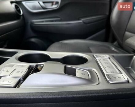 Белый Хендай Kona Electric, объемом двигателя 0 л и пробегом 92 тыс. км за 17950 $, фото 78 на Automoto.ua