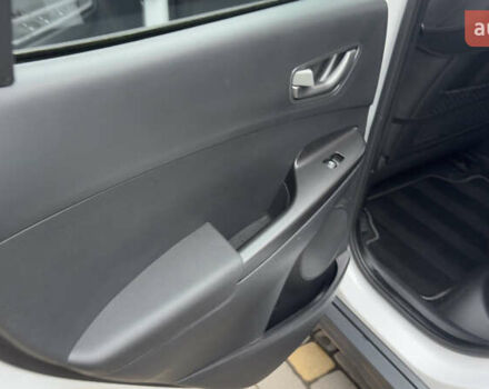 Белый Хендай Kona Electric, объемом двигателя 0 л и пробегом 124 тыс. км за 17494 $, фото 31 на Automoto.ua