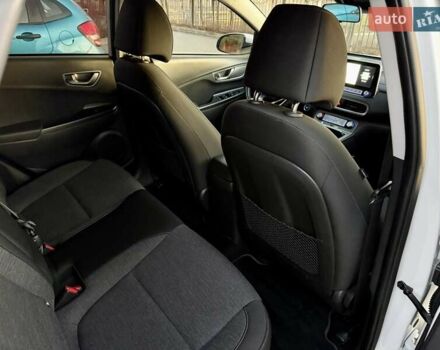 Белый Хендай Kona Electric, объемом двигателя 0 л и пробегом 78 тыс. км за 17250 $, фото 84 на Automoto.ua