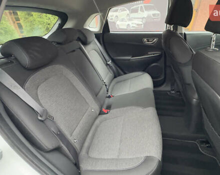 Белый Хендай Kona Electric, объемом двигателя 0 л и пробегом 124 тыс. км за 17494 $, фото 56 на Automoto.ua