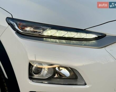Белый Хендай Kona Electric, объемом двигателя 0 л и пробегом 78 тыс. км за 17250 $, фото 23 на Automoto.ua