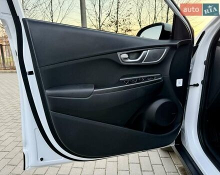 Белый Хендай Kona Electric, объемом двигателя 0 л и пробегом 78 тыс. км за 17250 $, фото 38 на Automoto.ua