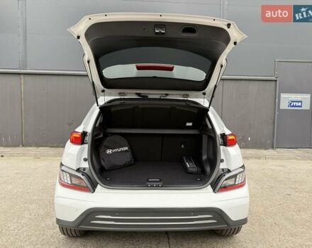 Белый Хендай Kona Electric, объемом двигателя 0 л и пробегом 64 тыс. км за 21499 $, фото 75 на Automoto.ua
