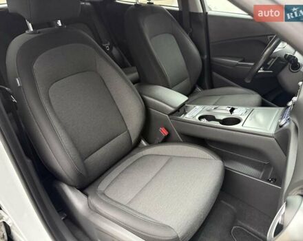 Белый Хендай Kona Electric, объемом двигателя 0 л и пробегом 64 тыс. км за 21499 $, фото 61 на Automoto.ua