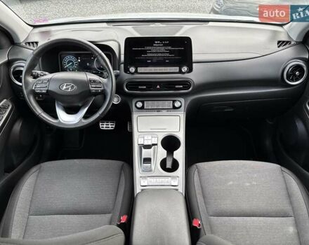 Белый Хендай Kona Electric, объемом двигателя 0 л и пробегом 103 тыс. км за 19450 $, фото 25 на Automoto.ua