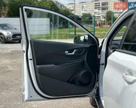 Білий Хендай Kona Electric, об'ємом двигуна 0 л та пробігом 93 тис. км за 18900 $, фото 27 на Automoto.ua