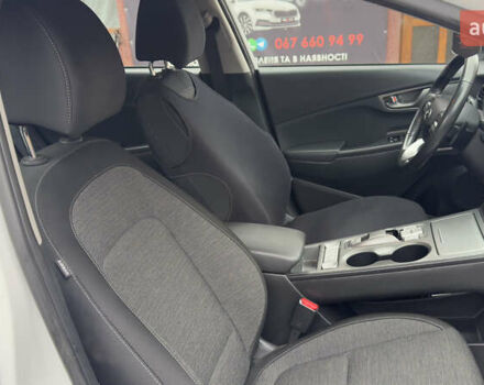 Белый Хендай Kona Electric, объемом двигателя 0 л и пробегом 124 тыс. км за 17494 $, фото 39 на Automoto.ua