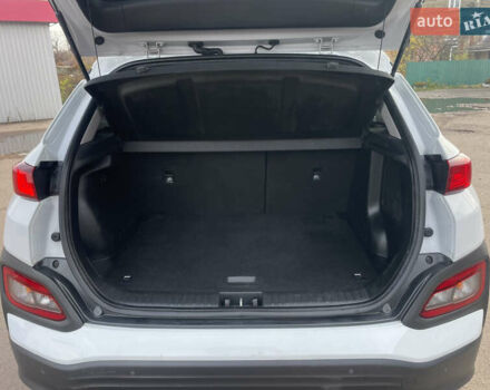 Белый Хендай Kona Electric, объемом двигателя 0 л и пробегом 117 тыс. км за 16500 $, фото 12 на Automoto.ua