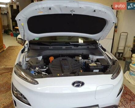 Белый Хендай Kona Electric, объемом двигателя 0 л и пробегом 64 тыс. км за 21499 $, фото 115 на Automoto.ua