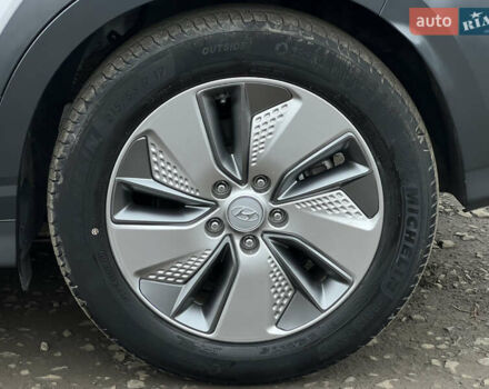 Белый Хендай Kona Electric, объемом двигателя 0 л и пробегом 111 тыс. км за 18570 $, фото 22 на Automoto.ua