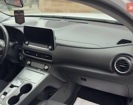 Белый Хендай Kona Electric, объемом двигателя 0 л и пробегом 124 тыс. км за 17494 $, фото 40 на Automoto.ua