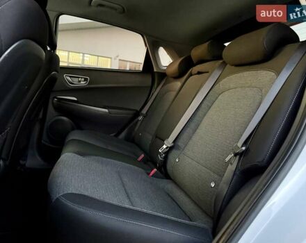 Белый Хендай Kona Electric, объемом двигателя 0 л и пробегом 78 тыс. км за 17250 $, фото 89 на Automoto.ua