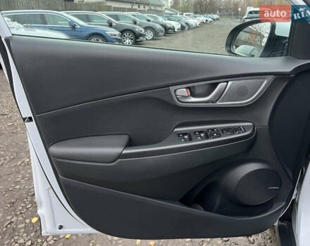 Білий Хендай Kona Electric, об'ємом двигуна 0 л та пробігом 70 тис. км за 19828 $, фото 33 на Automoto.ua