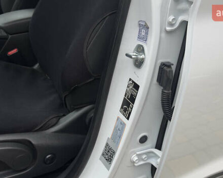 Белый Хендай Kona Electric, объемом двигателя 0 л и пробегом 124 тыс. км за 17494 $, фото 25 на Automoto.ua