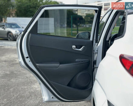 Білий Хендай Kona Electric, об'ємом двигуна 0 л та пробігом 93 тис. км за 18900 $, фото 52 на Automoto.ua